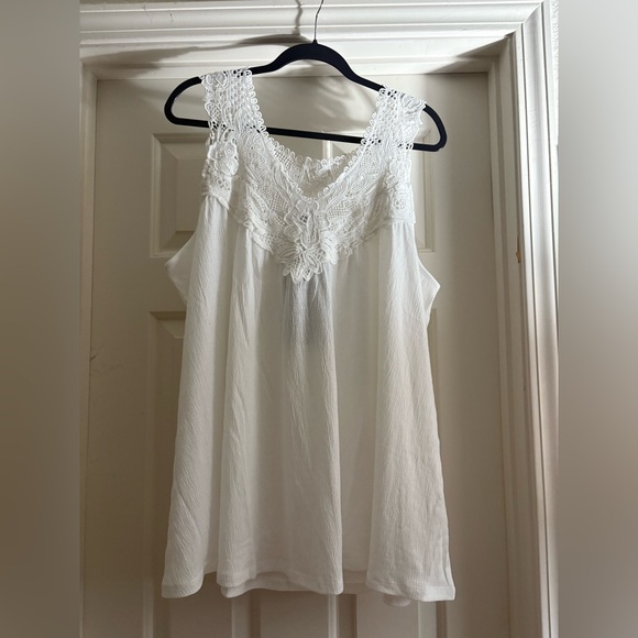 White top, avenue size 18 - Picture 1 of 2
